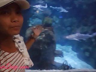 Thailändisches Teen Heather schluckt tief und tief