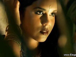 Exotische junge Frau beim tanzen vor der Kamera