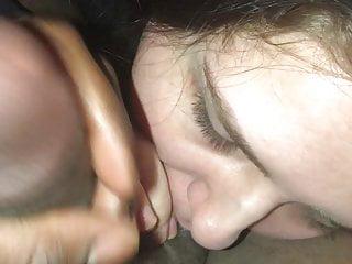 Meine lieblings Schlampe lutscht mir das Sperma