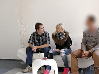 Der Nachbar kommt vorbei und verkauft seine Freundin