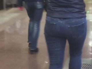 Brünette Milf mit heissem Arsch in engen Jeans