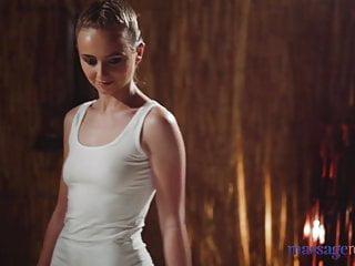 Rooms - busige tschechische Blondine zeigt ihre Klitoris