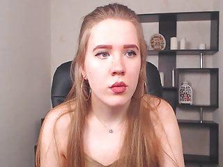 Little caprice fingert sich auf dem Stuhl