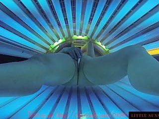 Gepiercte Fotze und Dildo im Solarium