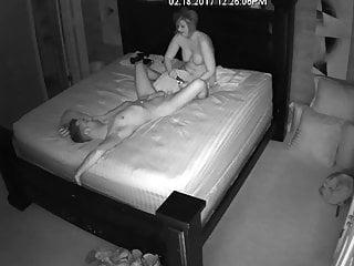 Schöne Frau ist ein neues Spielzeug