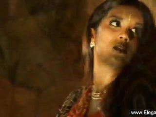 Hübsche Inderin zeigt sich vor der Kamera