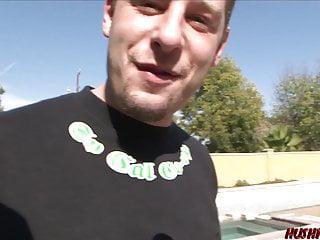 Versautes Flittchen Dee Williams wird von monsterpimmel gefickt und schluckt Sperma