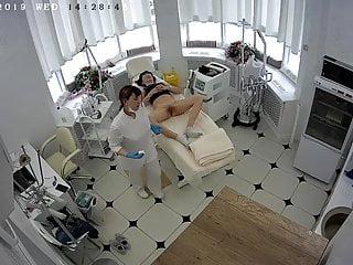Versteckte Kamera im schönheitssalon filmt Muschi und Arsch