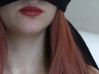 Babe Evie Red reitet auf einem harten Schwanz