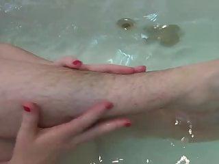 Brünette mit dicken Titten masturbiert mit vibrator