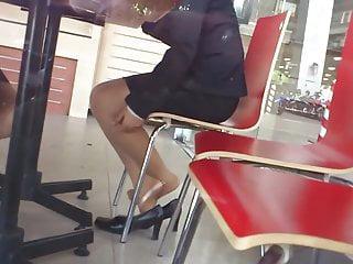 Asiatische Nylon mit shoeplay füssen im Cafe