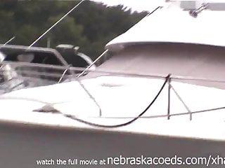 Nackte Frauen zeigen ihre geilen Titten am See