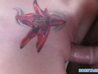 Junges Girl mit rasierter Fotze fickt den schwarzen Schwanz auf dem Rücksitz - German Teen beim Sex im Auto