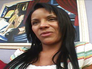 Lustvolle Schlampe zeigt ihre Titten vor der Kamera