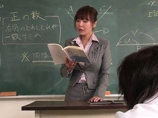 Lehrerin wird von ihrem Studenten ins Gesicht gespritzt