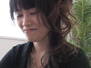 Japanische Hure leckt und fingert Schwanz