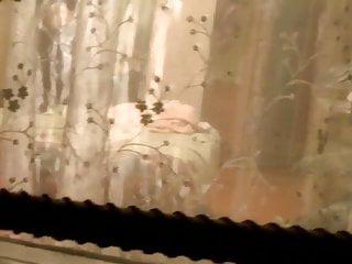 Versteckte Kamera filmt nackte Blondine beim fenster