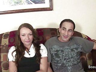 Hübsches schlankes Teen in ihrem ersten Porno Casting