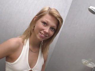 Die geile clara masturbiert im Bad und masturbiert