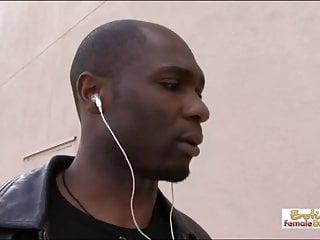 Sie bringt den geilen Schwanz zum spritzen