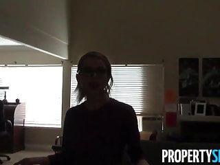 Der geile Bock fickt die geile kleine mit den dicken Titten - Teen beim Sex mit dem geilen Kerl