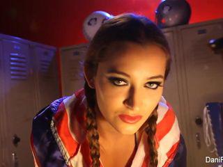 Champion Dani spielt mit sich in der Umkleide