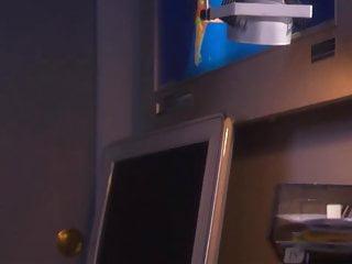 Mädchen mit langen haaren wird im Park geknallt