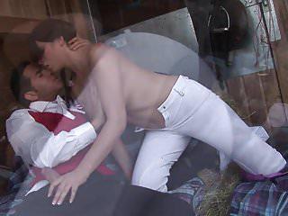 Süsses Babe mit Zöpfen wichst sich einen ab