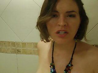 Du shower ihn unter der Dusche