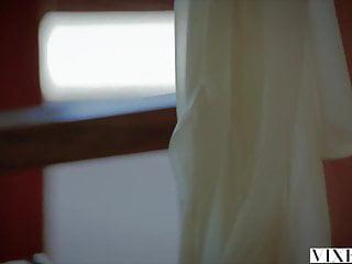 Brünette Kirsten Lee doggy style gefickt