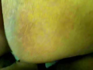 Diese Milf zeigt ihre Kurven und ihre Titten