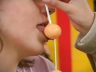 Junges p rchen fickt auf dem sofa