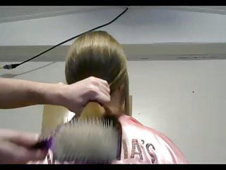 Rothaariges Mädchen reibt sich die haare