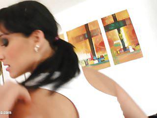 Sandra wird hart in den Arsch gefickt