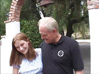 Schwangere Schlampe wird beim Gangbang gefickt