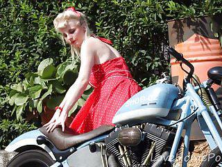 Blondes Babe mit geilen Titten und Tattoos beim öffentlichen Sex im Freien - Sex im Auto