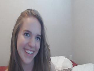 Geile Blondine fingert sich vor der Kamera