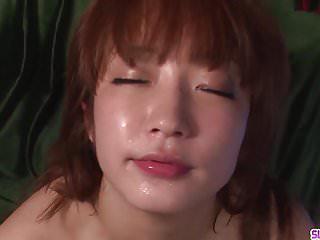 Sana anzyu gibt ihm einen Blowjob