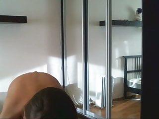 Sexy Teen strippt vor der Kamera