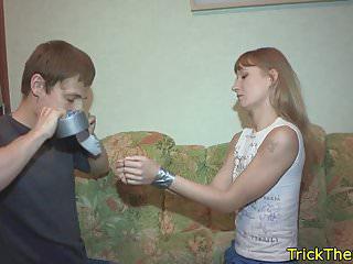 Untreue Freundin lässt sich auf die Titten spritzen