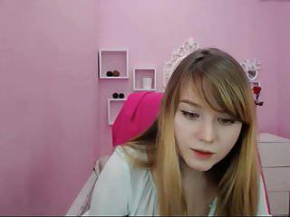 Schüchterne Blondine macht es sich vor der Kamera