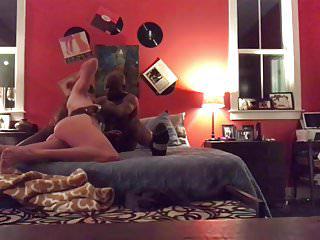 Mann schenkt seiner Ehefotze eiinen schwarzen Schwanz