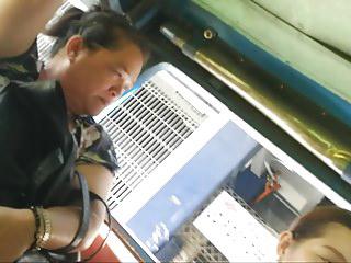 Heisse Frau hat eine Vorliebe für schwarze