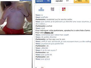 Französin mit roten Höschen spielt vor der Kamera