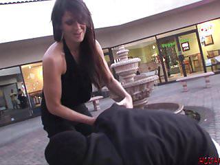 Mutter verführt den jungen Mann für Geld - Sex mit der Mutter eines Kumpels