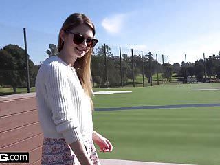 Teen nadya nabakova masturbiert im garten