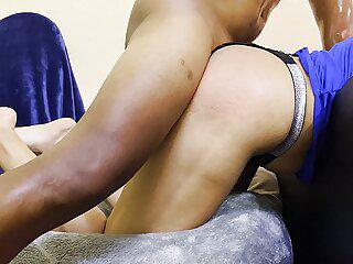 Mein geile Freundin wird von mir gefickt während sie im Fitnessraum ist