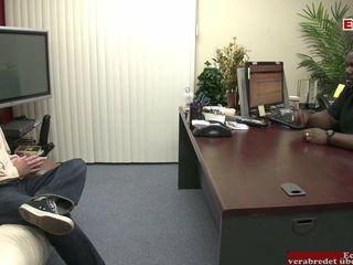 Dünnes Camgirl mit kleinen Brüsten fickt sich vor der Webcam