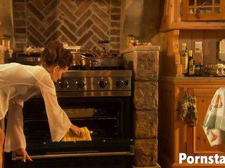 Vanessa Lane wird geil in der Küche